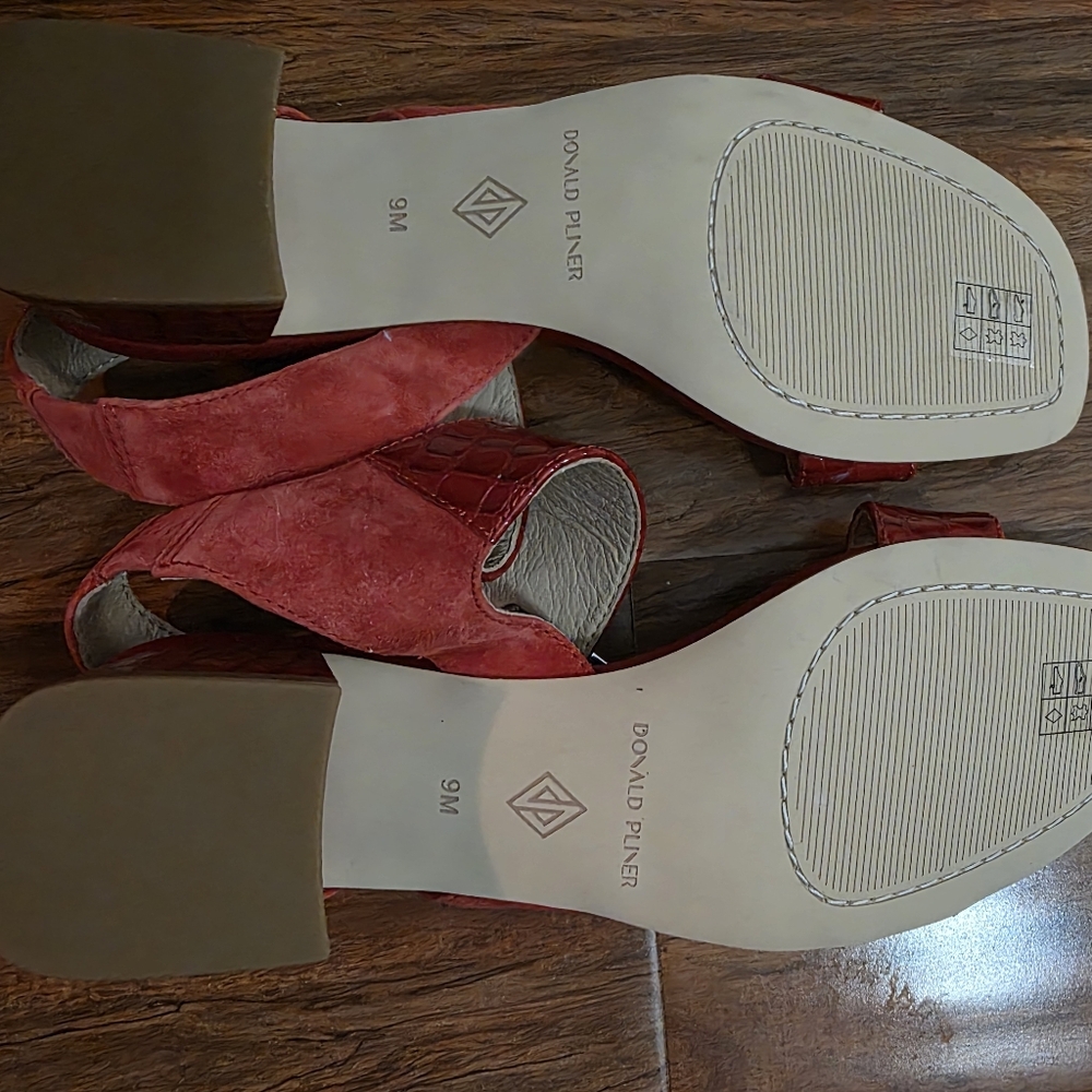 Donald Pilner Women's Vixi Sandal In Red. Size 9 Brand New. Smoke Free Home - Picture 8 of 9